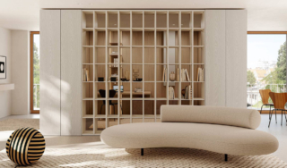 Gli elementi autoportanti della nuova evoluzione No−Wall House di Caccaro permettono di organizzare e scandire gli spazi della casa in base alle diverse esigenze, dalla zona giorno alla zona notte passando per il corridoio e la cabina armadio. https://www.caccaro.com – Salone del mobile 2026, padiglione 22, Stand A21.