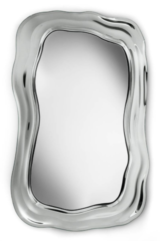 La cornice in vetro fuso a gran fuoco e retroargentato trasforma lo specchio da parete Still di Fiam Italia in un arredo scenografico. Il vetro, portato ad alta temperatura, raggiunge una plasticità modellabile attraverso un processo controllato e che, nel tornare allo stato solido, è capace di conservare la memoria del suo movimento. È disponibile nelle varianti bronzo o fumé e nei formati rettangolare, quadrato e rotondo. https://www.fiamitalia.it - Fuorisalone, Misura Arredamenti – Via Larga 16, Milano.