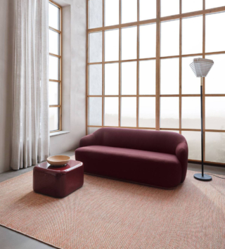 Fa parte della collezione Atlas di Kasthall il nuovo tappeto che unisce maestria artigianale industriale, materiali autentici e semplicità del decoro. La lavorazione a doppia trama trasforma l'ordito in un elemento integrante della ricca texture finale; le tonalità cangianti rendono la superficie “scintillante”. https://www.kasthall.com – Fuorisalone, Kasthall Showroom – Via Paolo VI, Milano.