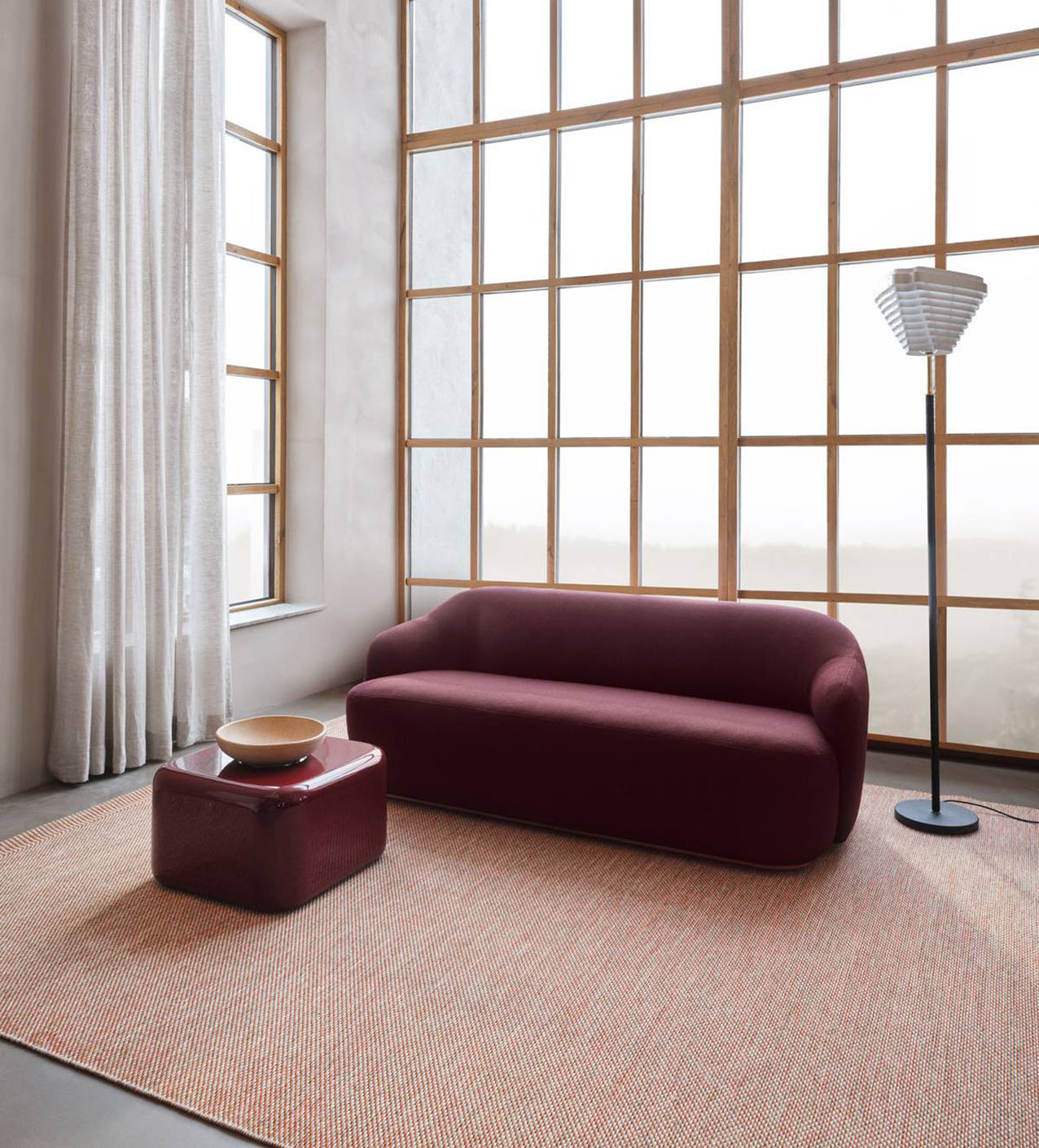 Fa parte della collezione Atlas di Kasthall il nuovo tappeto che unisce maestria artigianale industriale, materiali autentici e semplicità del decoro. La lavorazione a doppia trama trasforma l'ordito in un elemento integrante della ricca texture finale; le tonalità cangianti rendono la superficie “scintillante”. https://www.kasthall.com – Fuorisalone, Kasthall Showroom – Via Paolo VI, Milano.