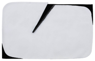 Il tappeto Lama di Carpet Edition si rifà alle opere del celebre artista Lucio Fontana: la superficie bianca infatti è solcata da un taglio netto diagonale rifinito con frange in lino di colore nero. È taftato a mano in Lana Nuova Zelanda ed è disponibile in due formati. https://carpetedition.com - Salone del mobile 2026, padiglione 18, Stand D11.