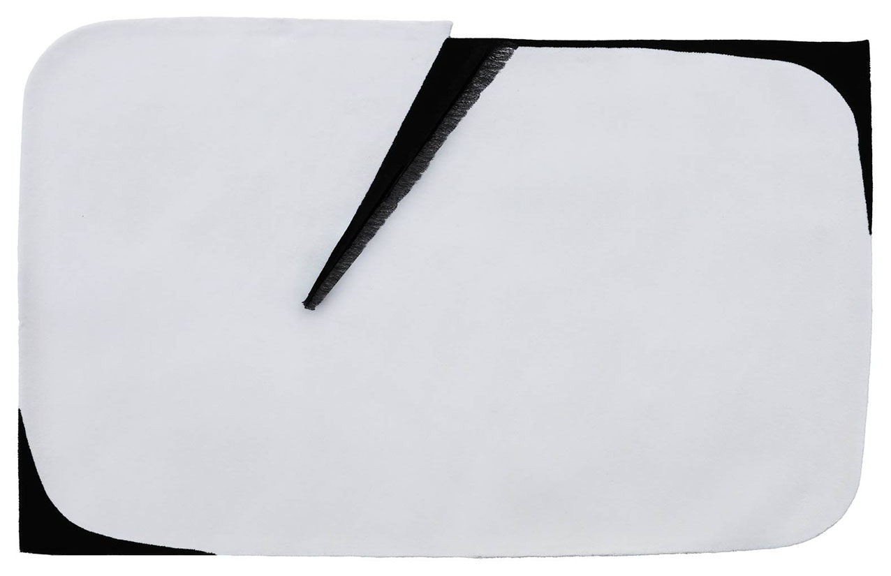 Il tappeto Lama di Carpet Edition si rifà alle opere del celebre artista Lucio Fontana: la superficie bianca infatti è solcata da un taglio netto diagonale rifinito con frange in lino di colore nero. È taftato a mano in Lana Nuova Zelanda ed è disponibile in due formati. https://carpetedition.com - Salone del mobile 2026, padiglione 18, Stand D11.