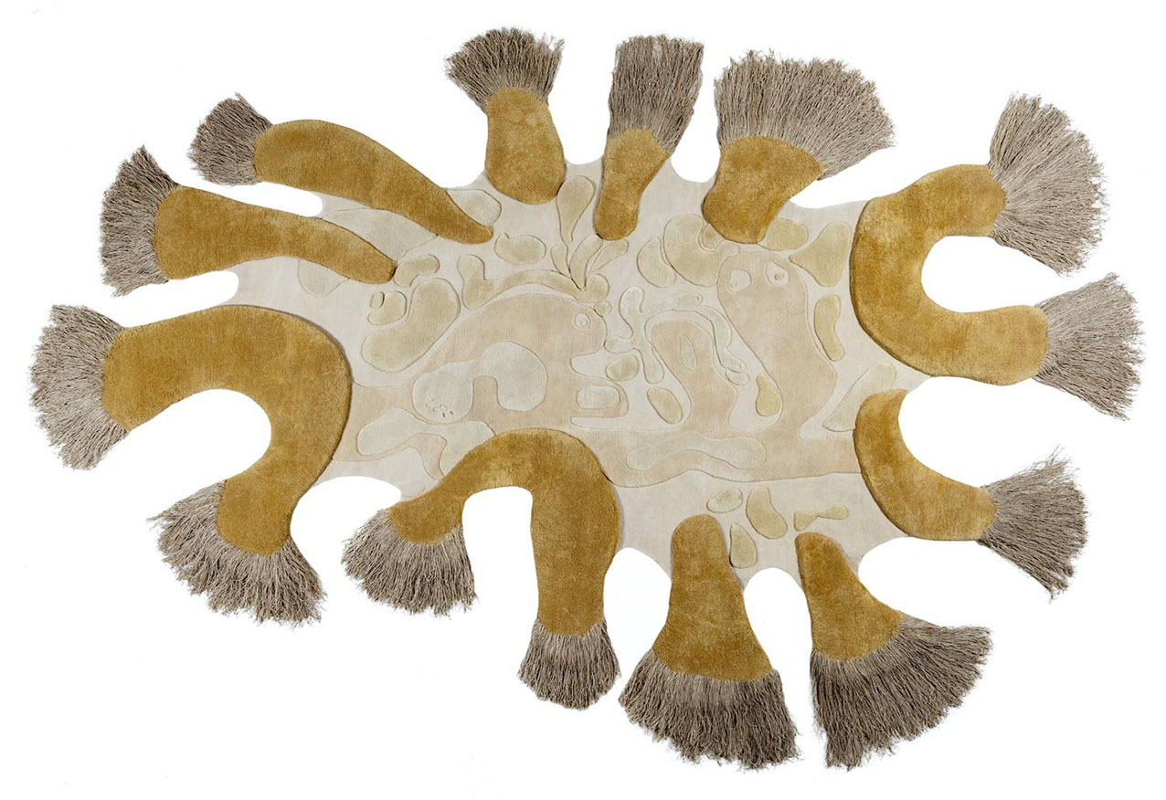 Il tappeto presentato da Amini e R & Company durante la seconda edizione di Woven Forms, la mostra collettiva che raduna 9 artisti e interior designer attorno al tema del tappeto inteso come “artwork”, pezzo unico, supera le aspettative convenzionali e ridefinisce il rapporto tra arte e materia proiettandosi nel campo dello scultoreo, dell’architettonico e del design da collezione. È prodotto con la tecnica della tessitura a mano, nelle manifatture di India e Nepal, dove ogni nodo, è frutto di competenze tramandate di generazione in generazione. https://amini.it - Salone del mobile 2026, padiglione 22, Stand A15.