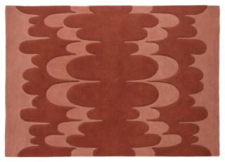 Il tappeto della collezione Lucia Eames di Nanimarquina è prodotto esclusivamente con fibre naturali tra cui lana afghana filata a mano, iuta intrecciata a mano e lana neozelandese, combinate con tecniche artigianali come l'annodatura a mano, la cucitura a mano, la tessitura al telaio a mano, il ricamo e la trapuntatura a mano che dà vita a effetti scultorei con diverse altezze di pelo. https://nanimarquina.com - Salone del mobile 2026, padiglione 22, Stand A20.