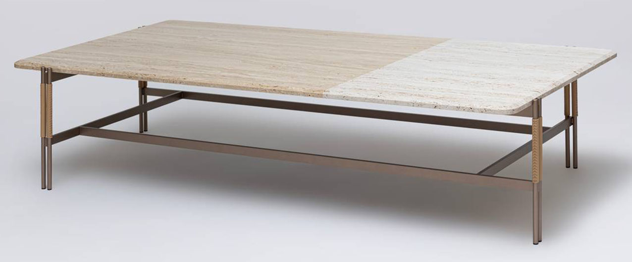 Sono proposti in diverse dimensioni, i tavolini GT di Ritzwell che hanno il piano realizzato con lastre di pietra, anche di due diverse tonalità contemporaneamente, e le gambe, composte da due elementi tubolari gemelli in acciaio, avvolte in spessa e morbida pelle naturale o color nero. https://ritzwell.com – Salone del Mobile 2026, padiglione 09, Stand C01,C03.