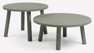 I tavolini outdoor Maximo di Nardi sono completamente realizzati in resina rigenerata disponibile in diverse varianti di colore: cactus, terra, gesso e basalto. Sono disponibili in diversi formati e misure. https://www.nardioutdoor.com - Salone del mobile 2026, padiglione 14, Stand A23, B22.