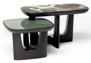 Fa parte della della famiglia Baldwin il tavolino di Ceccotti Collezioni che  ha un volume scultoreo con elementi a sezioni cuneiformi, spigoli vivi e volumi netti. La solida struttura a tre montanti in legno massello di frassino, caratterizzata dalla sovrapposizione di altezze, regge i piani disponibili in materiali diversi: legno, vetro retro-verniciato in diverse colorazioni e marmo. È disponibile in otto modelli diversi. https://www.ceccotticollezioni.it - Fuorisalone, Flagship Store – Via Durini 23, Milano.