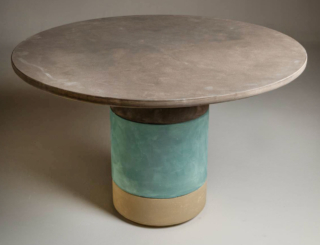 Un aspetto scultoreo per il tavolino Jolly di Paolelli Outdoor, un arredo mutevole e scomponibile, ottenuto sovrapponendo diversi elementi contenitore. É completamente prodotto in cemento lavorato e elevato a superficie nobile. Le forme smussate e le finiture vellutate rivelano la natura accogliente e solida del materiale. https://paolellioutdoor.it – Salone del Mobile 2026, padiglione 14, Stand B24.