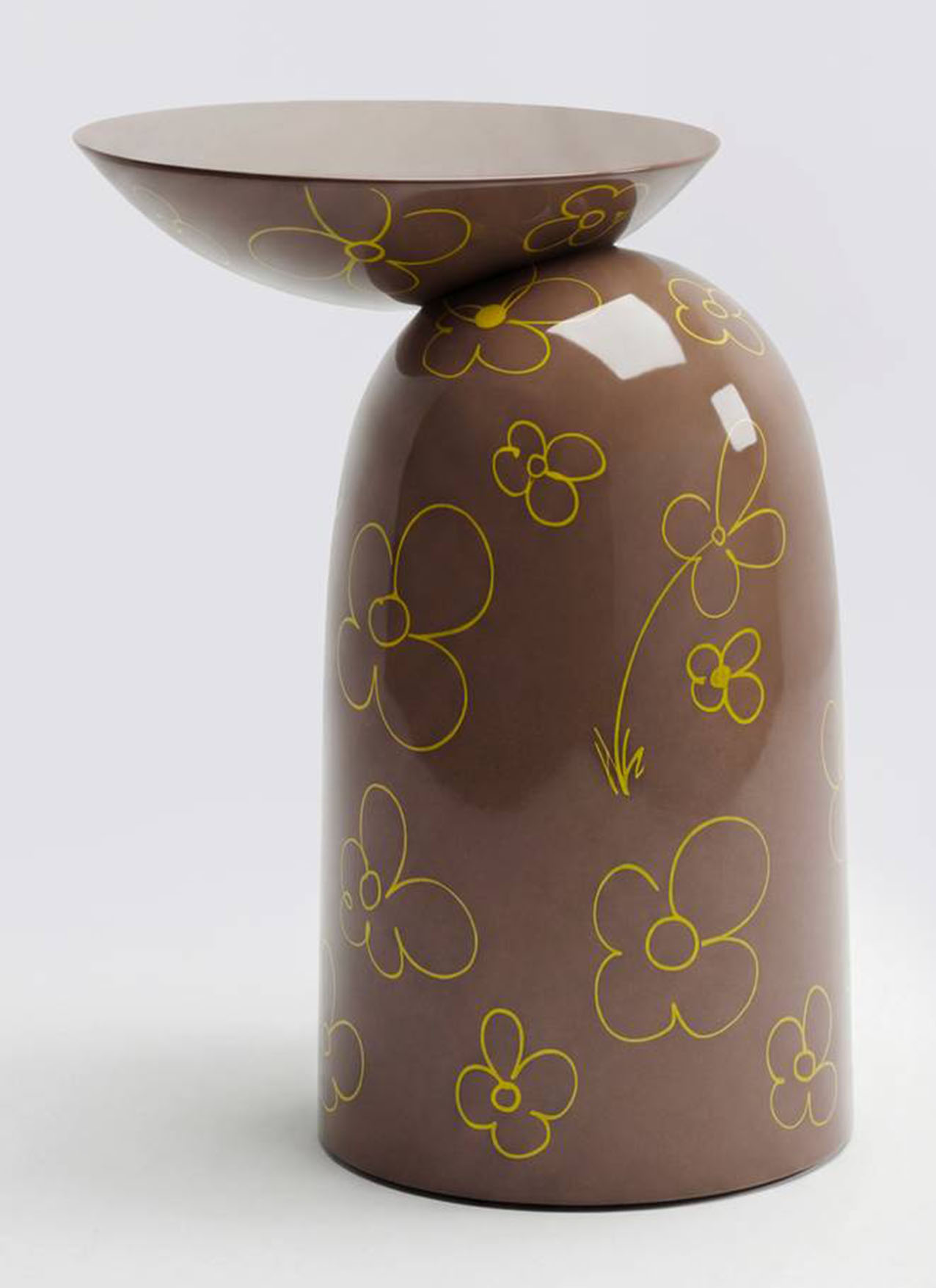 L'iconico tavolino Pingu di Secolo viene presentato nella versione reiterpretata dallo studio multidisciplinare danese Tablea che decora  la superficie con motivi floreali realizzati mediante la tecnica del blind drawing, affidando il tratto a un gesto istintivo e immediato. Il rivestimento laccato e la forma distintiva restano invariati: una cupola rovesciata che sembra sfiorare la base dalle linee curve, creando un equilibrio visivo leggero e calibrato. https://secolo.design – Salone del Mobile 2026, padiglione 22, Stand B35.