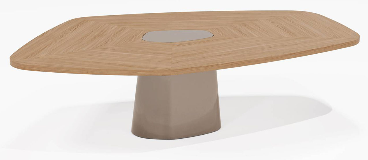 È realizzato interamente in legno il tavolo da pranzo Canope di Secolo che si ispira alla morfologia naturale della chioma di un albero. Il piano asimmetrico è caratterizzato da una venatura concentrica che orienta lo sguardo verso il centro e ne valorizza la naturale matericità; la base centrale laccata, sia opaca sia lucida, dà vita ad un netto contrasto tra la finitura e il legno naturale.  https://secolo.design – Salone del Mobile 2026, padiglione 22, Stand B35.