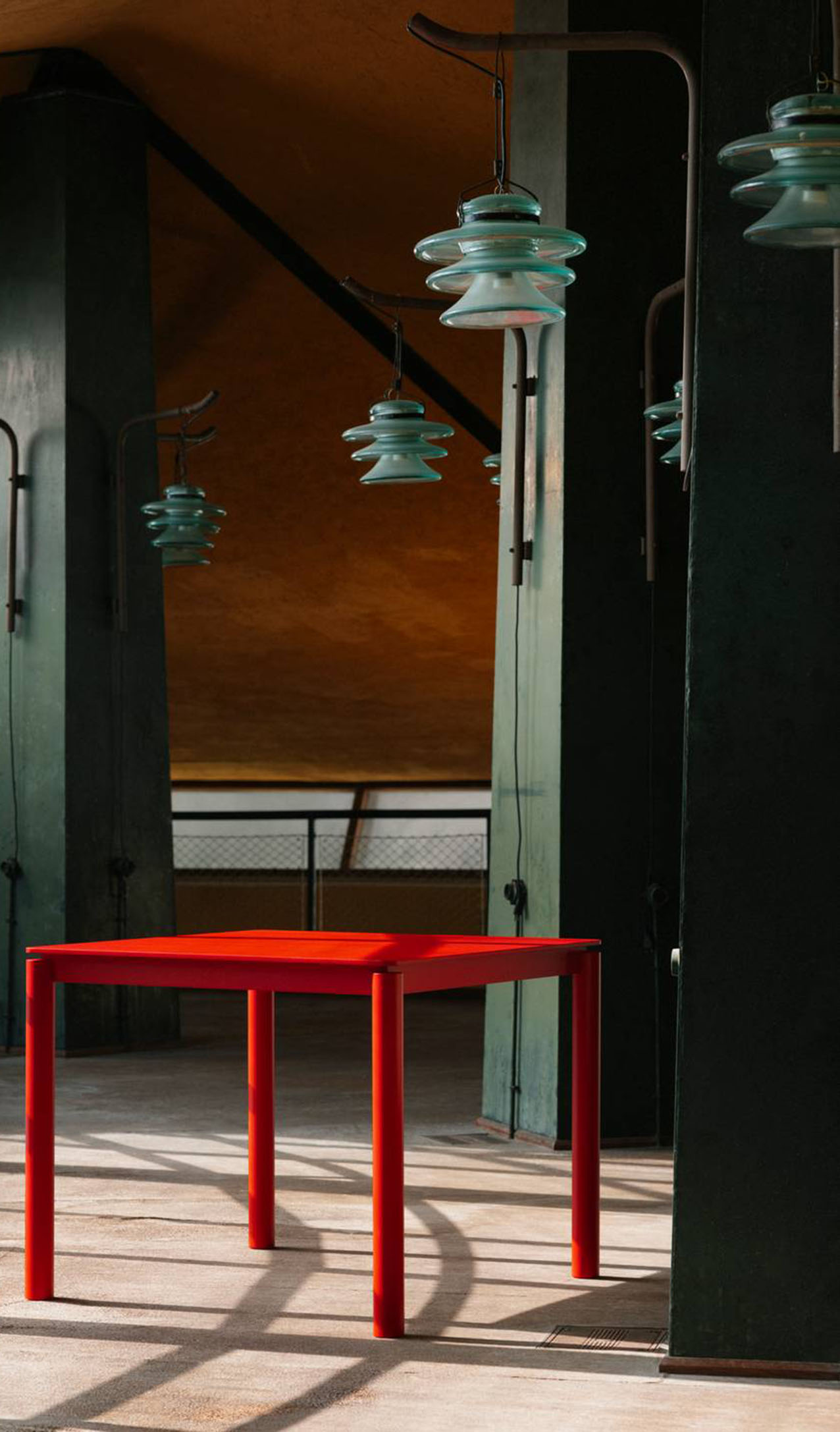 Il tavolo Fortunato di Ripa è realizzato a mano in alluminio, proveniente da fonti parzialmente riciclate e completamente riciclabile, ed è caratterizzato da un design minimale e pratico che mette in evidenza l'ampia gamma cromatica. Le quattro gambe cilindriche, a sezione costante, si innestano agli angoli della struttura; il piano sottile, leggermente smussato, sporge dalla struttura, generando una gola in grado di alleggerire il volume. https://www.ripadesign.com – Fuorisalone, Convey Building – Via San Senatore 10, Milano.