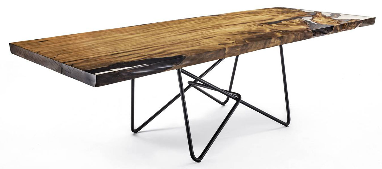 Il tavolo Kauri Piano Antico di Riva1920, in edizione limitata, ha il top realizzato in massello di Kauri, un legno di recupero millenario della Nuova Zelanda. La base è realizzata in ferro a sezione tubolare che mette in risalto la matericità e il fascino dell'essenza. https://www.riva1920.it - Salone del mobile 2026, Corso Italia Est, S24 vicino al Padiglione 7.