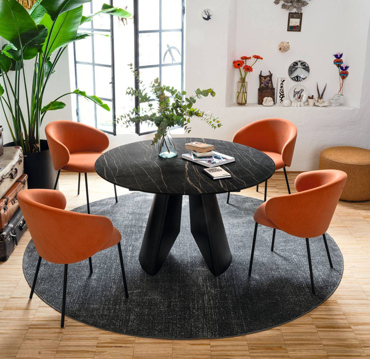 Si allunga in modo facile e veloce, grazie al nuovo sistema di apertura centrale in nobilitato, il tavolo Frac di Connubia. La base scultorea è realizzata in lamiera scatolare sagomata; è dotato di un blocco di sicurezza anti-apertura accidentale. Il piano rotondo è in ceramica effetto marmo.  https://connubia.com - Salone del mobile 2026, padiglione 18, Stand A11, A15, B12, B18.