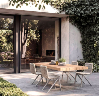 Fa parte della prima collezione outdoor di Lago il tavolo Air con le iconiche gambe in vetro trasparente che rendono il piano in teak, composto da 8 listelli distanziati tra loro per facilitare il drenaggio dell'acqua, “fluttuante” nello spazio. Intorno trovano posto le poltroncine Mezz'aria con la struttura in acciaio inox. https://www.lago.it - Salone del mobile 2026, padiglione 24, Stand D06, D08.