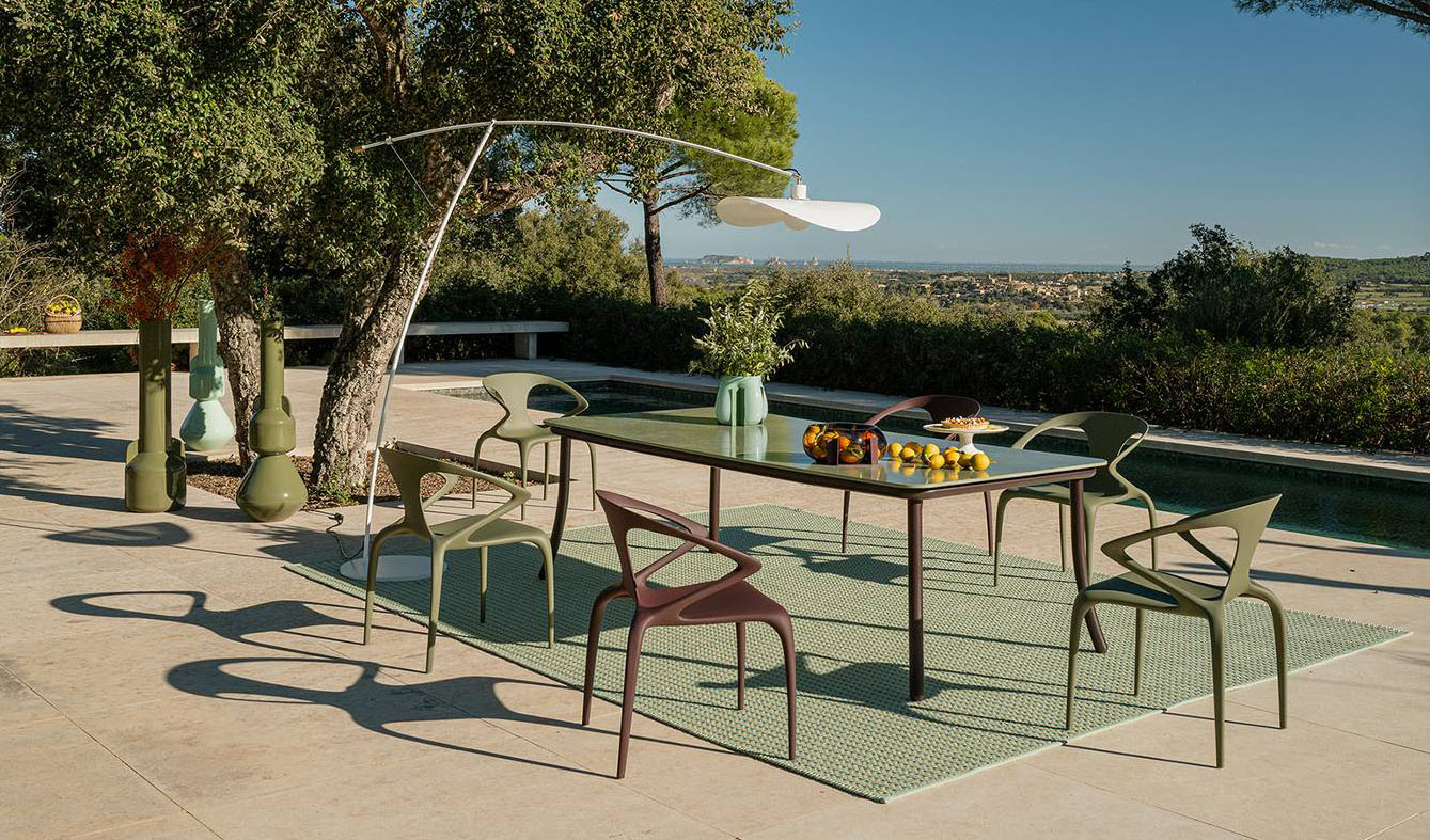 Una leggera struttura in acciaio per il tavolo outdoor Catalina di Roche Bobois che è dotato di un piano in ceramica colorata in massa con una finitura smaltata. Il tubo metallico del telaio ha una forma scultorea e curvata in modo calibrato per assicurarne la massima stabilità. https://www.roche-bobois.com - Fuorisalone, Showroom – Via Cavallotti 14, Milano.