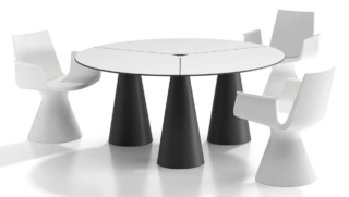 Il tavolo outdoor Clan di Lyxo in polietilene riciclabile è composto da tre gambe dalla forma conica color Antracite e da un piano Bianco al cui centro è possibile inserire l'ombrellone. È resistente agli urti, agli agenti atmosferici, alla salsedine, ai raggi UV e alle condizioni metereologiche più estreme (da -60C a + 80ºC). https://lyxodesign.com - Salone del mobile 2026, padiglione 14, Stand E34.