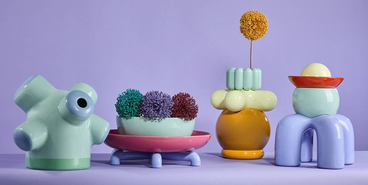 Fanno parte della collezione Succulentia di Bosa i vasi e i centrotavola in ceramica lucida con forme arrotondate e organiche, ispirate al mondo vegetale. I colori vivaci e le forme giocose ne esaltano l'aspetto decorativo trasformandoli in piccoli totem postmoderni. https://www.bosatrade.com - Salone del mobile 2026, padiglione 24, Stand D07.