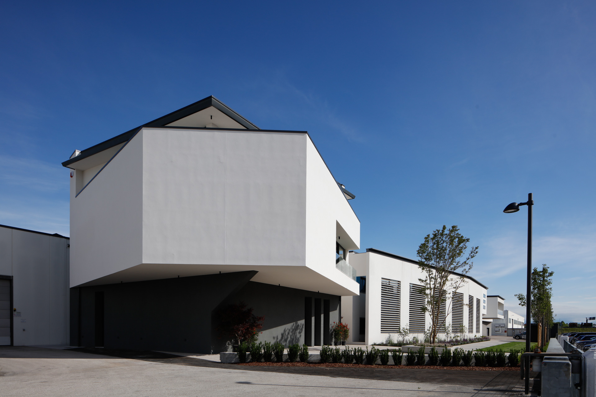 Veduta d'insieme della palazzina: ben visibile lo sbalzo del primo piano sul basamento scuro, elemento architettonico distintivo del progetto.