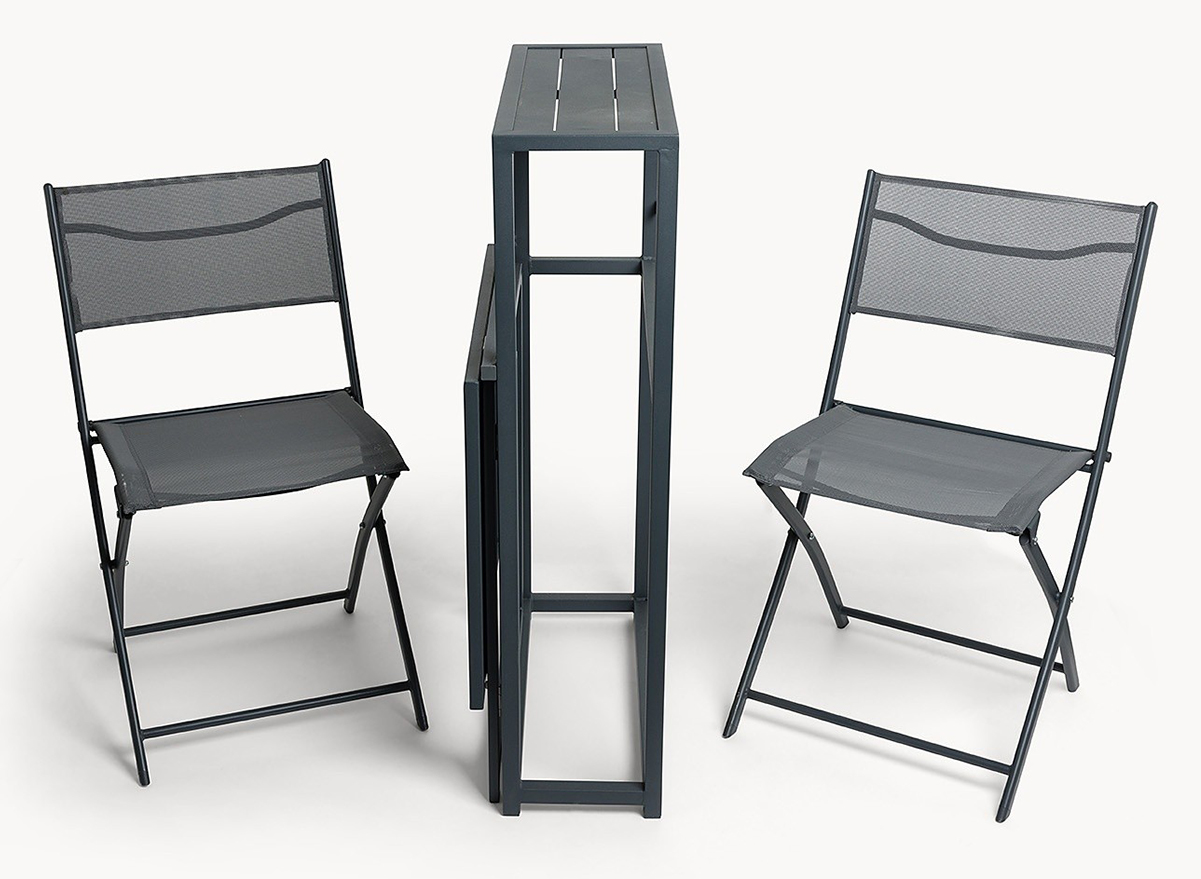 Balcony set Mirador di Coincasa è composto da due sedie pieghevoli e un tavolino con il piano laterale a ribalta che permettono di sfruttare al meglio lo spazio esterno riducendo l'ingombro quando non servono. Hanno la struttura realizzata in acciaio verniciato a polvere e la seduta in textilene. Il tavolo misura L 60 x P 75 x H 100 cm. Prezzo 199 euro per il set. https://www.coin.it Balcony set Mirador di Coincasa è composto da due sedie pieghevoli e un tavolino con il piano laterale a ribalta che permettono di sfruttare al meglio lo spazio esterno riducendo l'ingombro quando non servono. Hanno la struttura realizzata in acciaio verniciato a polvere e la seduta in textilene. Il tavolo misura L 60 x P 75 x H 100 cm. Prezzo 199 euro per il set. https://www.coin.it