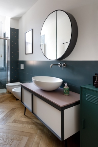Il bagno ha un'atmosfera che richiama gli anni Cinquanta, con il rivestimento ceramico in verde ottanio, abbinato a sanitari bianchi e nmobile su piedini. Il parquet Berti Pavimenti Legno è il punto di unione con gli altri ambienti. www.berti.net