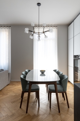 Cucina, zona pranzo e conversazione creano un ambiente living unico, unito dal parquet Terra Goldi di Berti Pavimenti Legno