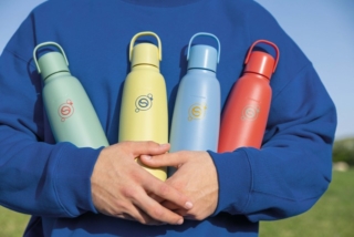 Le borracce non sono tutte uguali: fizz&go di Sodastream ha la particolarità di essere progettata per gasare l'acqua di rubinetto direttamente dal gasatore per essere sempre pronti ad uscire di casa e rimanere idratati ovunque. Questa borraccia diventa poi un accessorio di stile pensato per integrarsi con i look di tutti i giorni grazie ad una capsule composta da 10 nuance, da abbinare con i consigli di Enrica Chicchio, esperta in armocromia. Prezzo 29,90 euro nei colori Black, Blueberry, Guava, Ice, Lemon Zest, Mint, Papaya, Pomegranate, Sand, Storm. www.sodastream.it