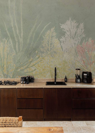 La carta da parati Algife (design CTRLZAK)
di Wall&Decò
della collezione brevettata AQUABOUT Wet System™ è totalmente impermeabile grazie
a resine a base acqua
e facile da posare.
Prezzo da rivenditore.  www.wallanddeco.com