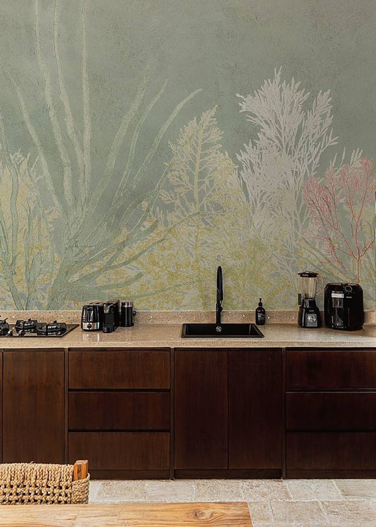 La carta da parati Algife (design CTRLZAK)
di Wall&Decò
della collezione brevettata AQUABOUT Wet System™ è totalmente impermeabile grazie
a resine a base acqua
e facile da posare.
Prezzo da rivenditore.  www.wallanddeco.com
