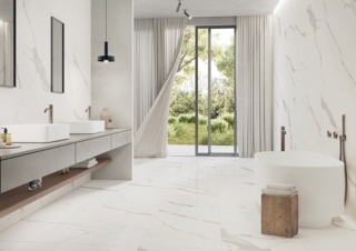 Il marmo bianco di Carrara è reinterpretato dal gres porcellanato Versilia di Ceramiche Keope, qui in versione Assoluto White, con venature che spaziano dal grigio all’ocra. Disponibile anche in versione Borghini White e Michelangelo White. La finitura è Lappato con effetto lucido o Silky, setosa e leggermente brillante. Sia a pavimento che parete è nel formato 60 x 120 cm e costa 115 euro al mq + Iva. www.keope.com Il marmo bianco di Carrara è reinterpretato dal gres porcellanato Versilia di Ceramiche Keope, qui in versione Assoluto White, con venature che spaziano dal grigio all’ocra. Disponibile anche in versione Borghini White e Michelangelo White. La finitura è Lappato con effetto lucido o Silky, setosa e leggermente brillante. Sia a pavimento che parete è nel formato 60 x 120 cm e costa 115 euro al mq + Iva. www.keope.com