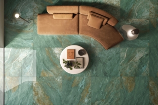 L’estetica del marmo venato viene interpretata dal gres porcellanato Prestigio Kaleidos di Ceramiche Refin. La texture dona movimento e profondità, animata da chiaroscuri e riflessi che valorizzano la tridimensionalità. È disponibile in versione Lucida o Matt, nei colori verde Smeraldo, blu Zaffiro, marrone Agata, grigio Perla, bianco Diamante, beige Ambra. Lucido, formato 120 x 120 cm costa 141 euro al mq + Iva. www.refin.it L’estetica del marmo venato viene interpretata dal gres porcellanato Prestigio Kaleidos di Ceramiche Refin. La texture dona movimento e profondità, animata da chiaroscuri e riflessi che valorizzano la tridimensionalità. È disponibile in versione Lucida o Matt, nei colori verde Smeraldo, blu Zaffiro, marrone Agata, grigio Perla, bianco Diamante, beige Ambra. Lucido, formato 120 x 120 cm costa 141 euro al mq + Iva. www.refin.it
