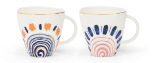 La mug Be Unique di Coincasa è il regalo giusto per la mamma che ama concedersi una pausa di relax sorseggiando un caffè americano o una tazza di the. Realizzata in porcellana, combina robustezza e stile moderno per una pausa rilassante. Prezzo 7,90 euro. www.coin.it