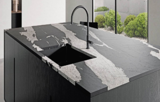 La collezione di pietra sinterizzata Neolith Iconic Design, qui in colore Victoria ispirato al granito brasiliano con finitura Slate, è ottenuta con tecnologia di stampa 3D a vena passante (spessore 20 mm). Prezzo da rivenditore. www.neolith.com