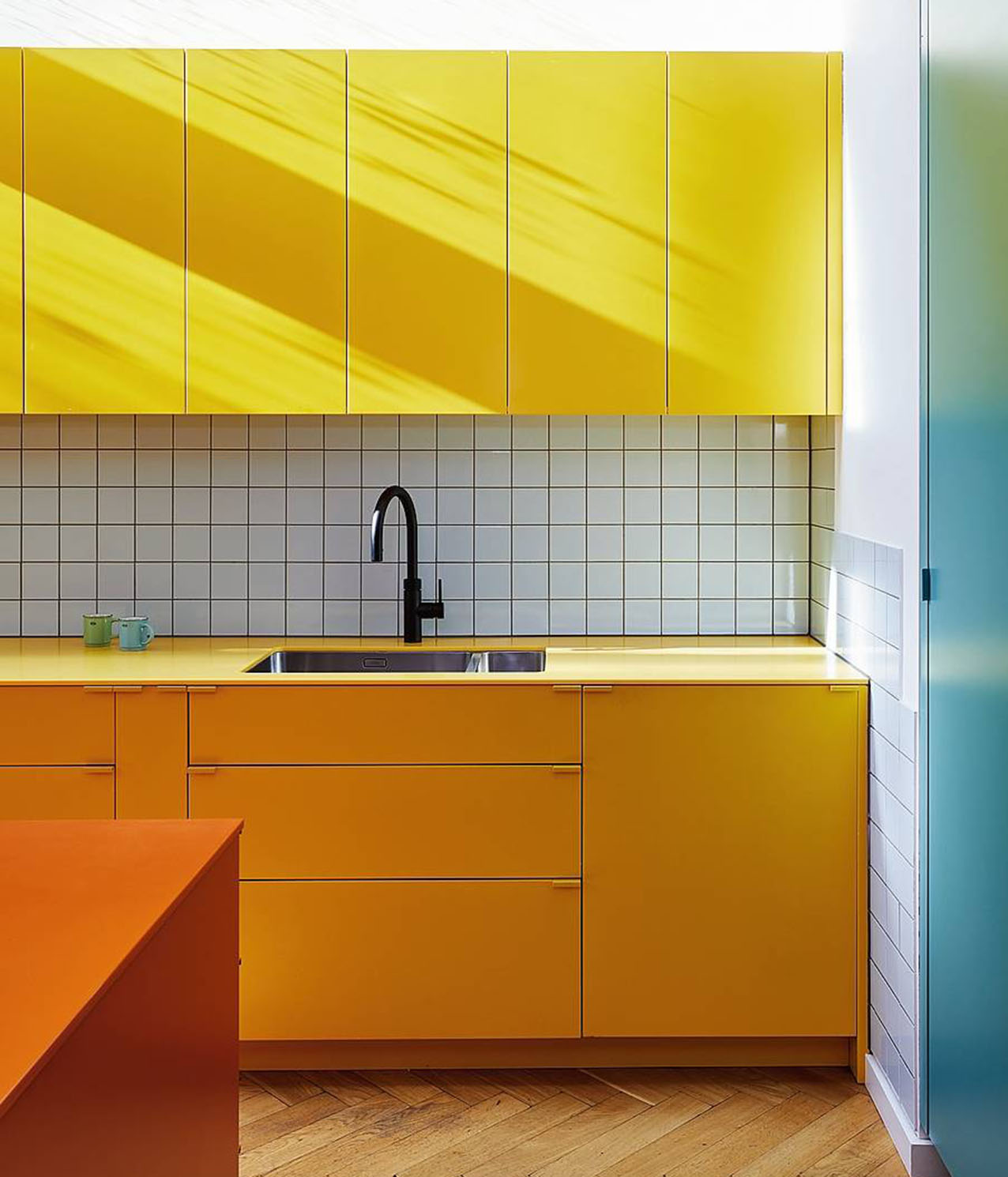 Uso audace del colore nella ristrutturazione di questa cucina (progetto a cura di CATO Creative), con solid surface HIMACS in tonalità Banana e Orange. Prezzo da rivenditore. www.lxhausys.com