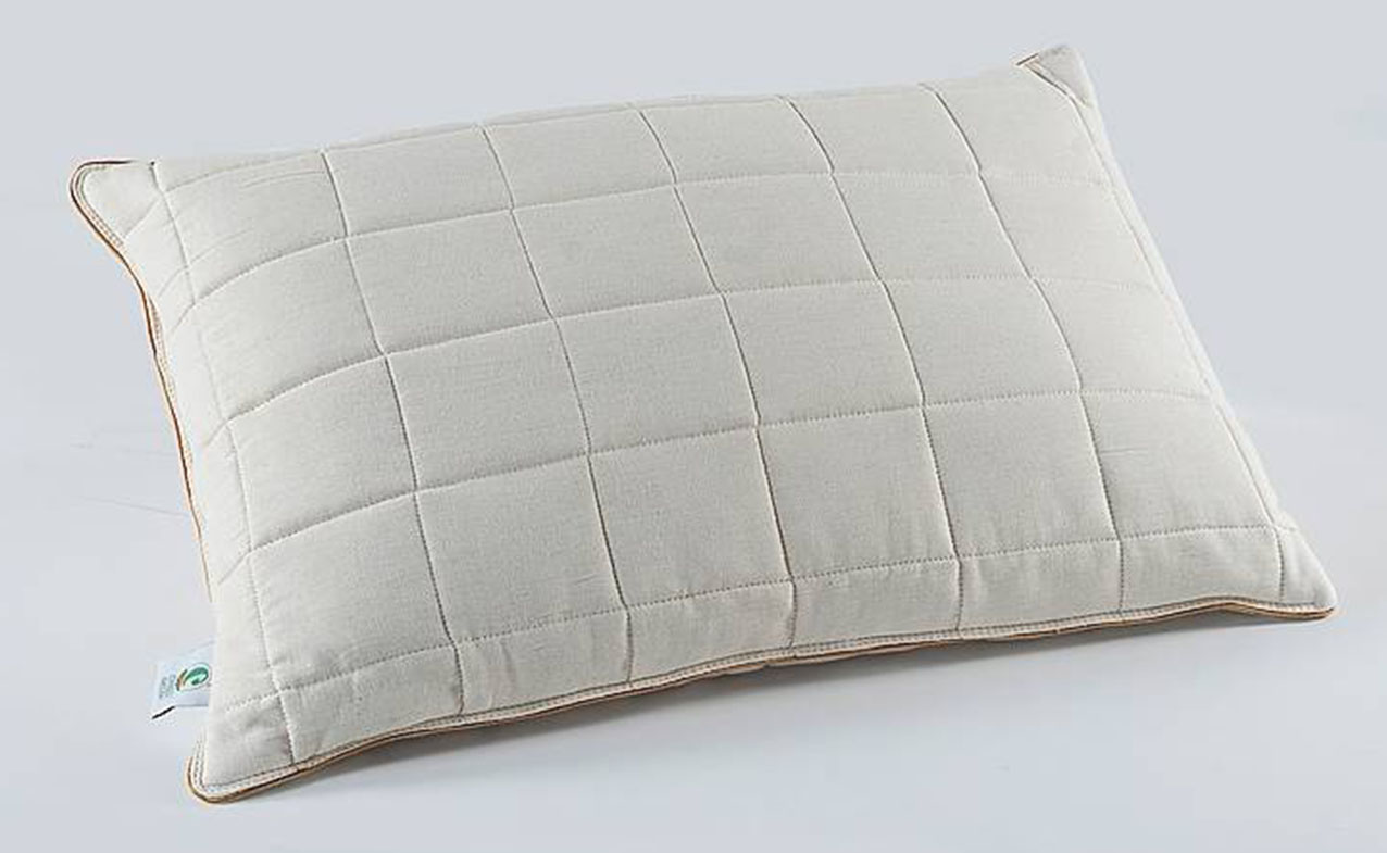 Mistral di Cinelli Piume e Piumini crea un ambiente letto fresco, piacevole e naturalmente antibatterico e ipoallergenico, favorendo un riposo sano e rigenerante. Presenta una trapuntatura a piccoli quadri che garantisce una distribuzione uniforme del contenuto; per la massima igiene, la fodera è removibile. Misura L 75 x P 50 cm e costa euro 90 euro. www.cinellipiumini.it