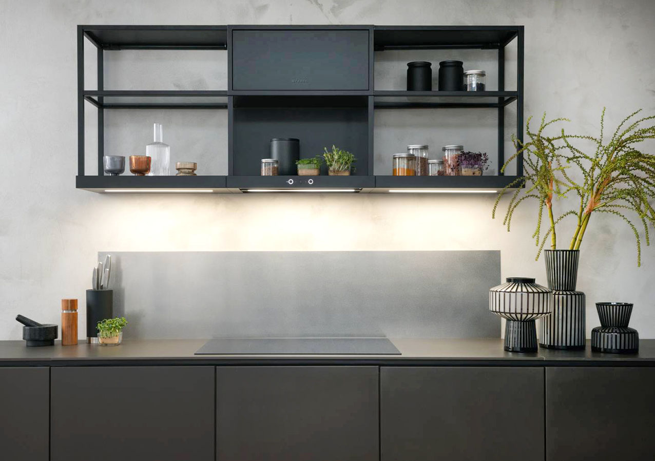 Versatile, con ripiani in vetro fumé e finitura Black Matt, la cappa Modular di Faber vincitrice di un iF Design Award 2026 si adatta a spazi grandi e piccoli. Con una potenza di 720 mc/h in modalità intensiva garantisce un’eccezionale capacità di aspirazione, può essere installata in modalità filtrante o aspirante ed è dotata di filtri antigrasso lavabili in lavastoviglie per una maggiore praticità.