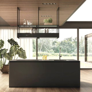 T-Shelf Evolution di Faber, che ha vinto il Good Design Award 2025, reinterpreta la cappa a isola come un vero e proprio elemento d’arredo poichè funziona anche come lampadario. Ha struttura con ripiani a giorno per organizzare e personalizzare lo spazio e area luminosa a LED che garantisce un’illuminazione uniforme e precisa, sia sul piano cottura che sull’intera zona di preparazione. Dotata di filtri antigrasso lavabili in lavastoviglie, integra la tecnologia K-Link, il sistema intelligente che collega automaticamente cappa e piano cottura a induzione.