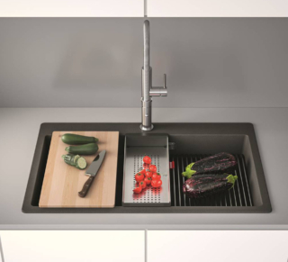 Secondo la giuria dei Red Dot Design Awards 2026 le vasche Kubus 2 Pro e Box Pro di Franke si sono contraddistinte nella categoria Product Design, per l’equilibrio perfetto tra design contemporaneo e funzionalità avanzata grazie a un innovativo sistema intelligente a tre livelli con ripiani integrati che trasformano la tradizionale area del lavello in una vera e propria postazione multifunzionale. Ogni configurazione include accessori, progettati per integrarsi alla perfezione con i ripiani funzionali come, ad esempio, il tappetino arrotolabile Rollmat, la vaschetta in acciaio inox e il tagliere in acero. Le vasche Kubus 2 Pro in Fragranite offrono una profondità di 220 mm nella versione a incasso; questa maggiore profondità non solo consente di aumentarne la funzionalità, ma rende possibile l’innovativo sistema di utilizzo a tre livelli, introducendo uno standard superiore rispetto alla profondità media di settore, generalmente pari a 190 mm.