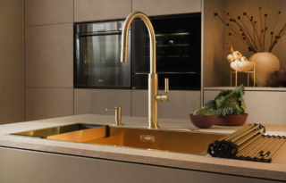 Insignita con il Good Design Award 2025 e l’iF Design Award 2026, la Mythos Masterpiece Collection incarna alla perfezione la visione di Franke di una cucina innovativa e senza tempo. La gamma comprende vasche, miscelatori, cappe, piani cottura e accessori in acciaio inox colorato.
Cuore della collezione Mythos Masterpiece sono le vasche colorate in acciaio inox, arricchite dall’esclusiva tecnologia F-Inox, che rende le superfici igieniche, resistenti al calore, facili da pulire e libere da impronte e segni. Il miscelatore, in acciaio inossidabile, unisce eleganza e versatilità, completando l’armonia visiva dell’intera collezione ed è disponibile in tre finiture metalliche, Antracite, Copper e Gold.