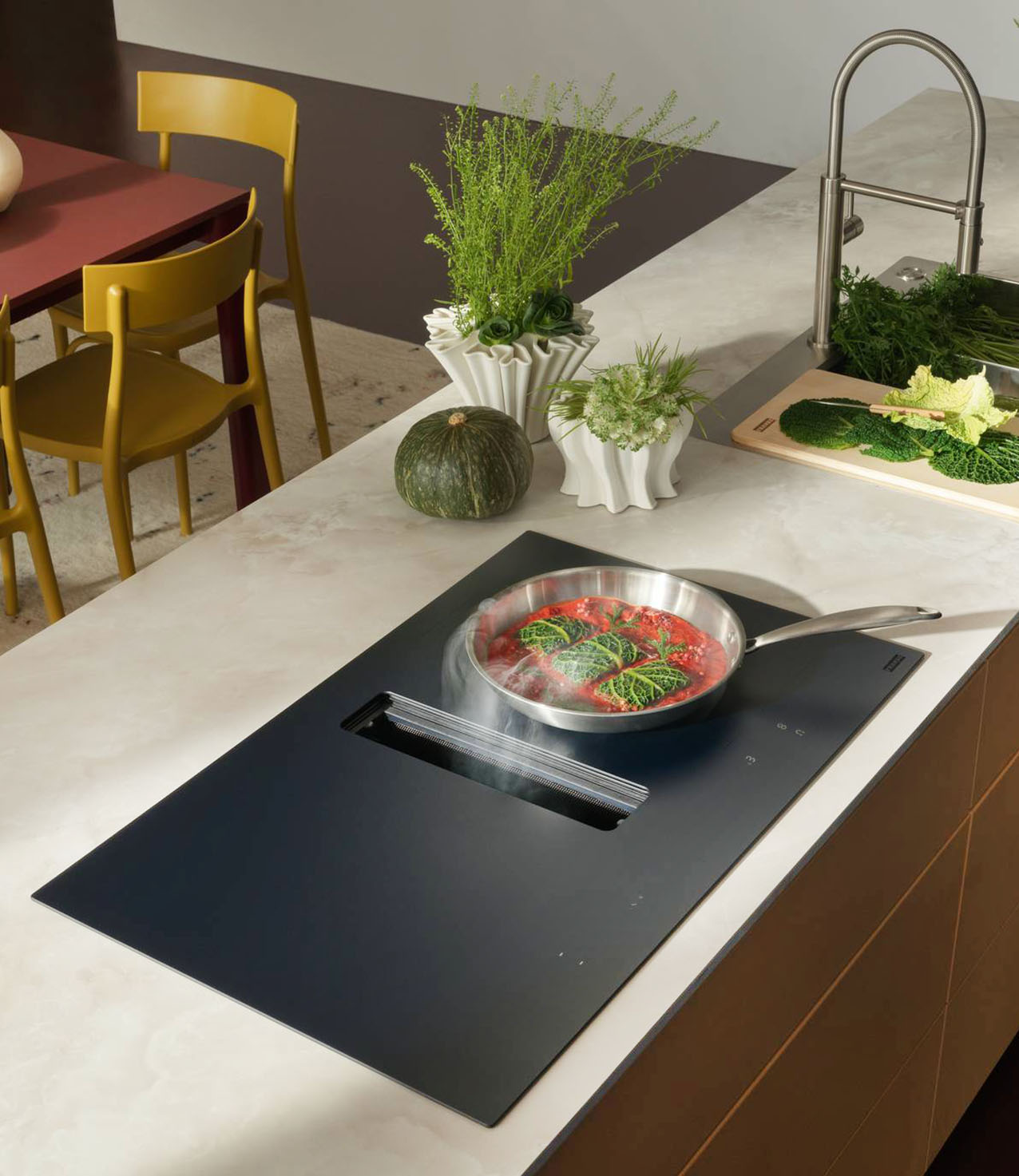Premiato nella categoria Product Design, dalla giuria dei Red Dot Design Awards 2026, il piano aspirante Mythos 2gether Slide di Franke rappresenta l’evoluzione del design intelligente in cucina grazie all’apertura automatica brevettata dello sportello, all’interfaccia smart con multislider e ai comandi digit bianchi che scompaiono quando non sono in uso, restando immediatamente accessibili.