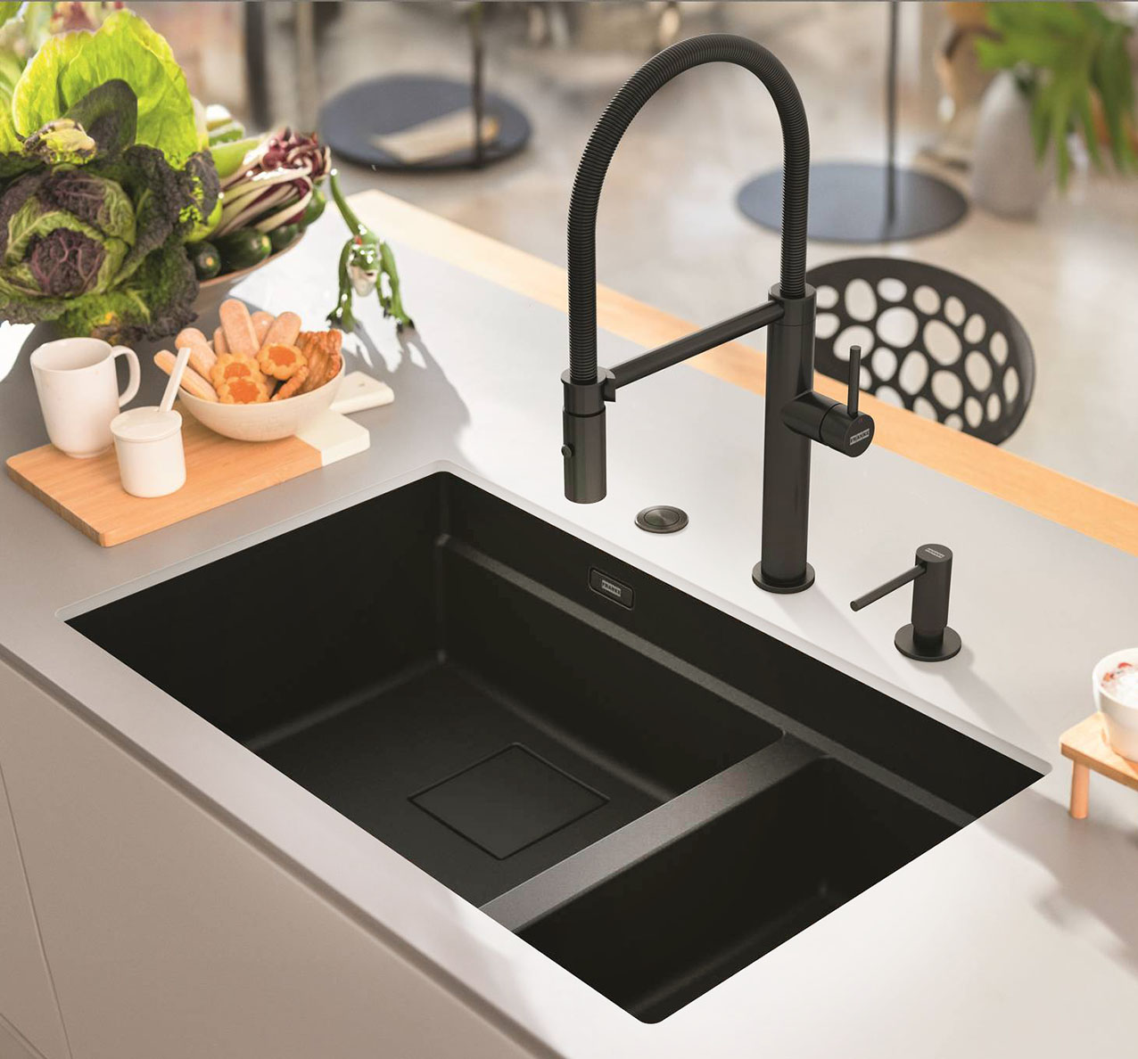 Nella categoria Product Design, la giuria dei Red Dot Design Awards 2026 ha premiato il miscelatore Pescara Semi-Pro di Franke nella finitura Industrial Black, caratterizzato da una leva sottile e raffinata che integra una cartuccia compatta da 25 mm per un controllo preciso del getto, un aeratore laminare e da un doppio supporto magnetico per la doccia, per un uso ancora più pratico e confortevole. Il miscelatore è declinabile inoltre nelle finiture Antracite, Copper, Gold e Acciaio Inox, disponibili anche per il modello con canna a J e doccia estraibile.