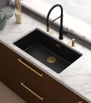 I miscelatori Maris Stripes, premiati sempre nella categoria Product Design, sono disponibili nell’intenso Black Matt o nell’esclusiva versione bicolore che combina il nero con eleganti accenti in PVD Copper o Gold, per un perfetto equilibrio tra calore materico e raffinatezza minimale. La gamma Maris Stripes è composta da tre modelli distinti: J Pull-Down e U Pull-Down e Semi-Pro. Tutti i modelli sono dotati di getto spray di precisione, aeratore laminare per un flusso silenzioso e privo di schizzi, e leva che consente l’installazione anche in prossimità della parete e cartuccia Eco.
