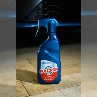 Fulcron Super Sgrassatore è adatto per la pulizia dei pavimenti di un garage e per tutti i luoghi di forte passaggio e sporcizia https://www.fulcron.it/utilizzi/lavare-i-pavimenti-piu-sporchi/