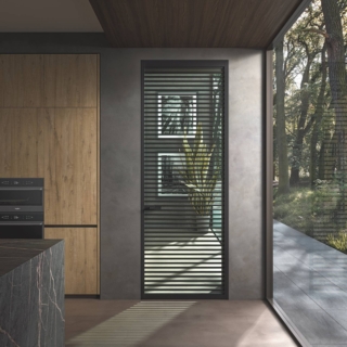 MIZU ART. 890
Profilo: MIZU
Modello: ART. 890
Apertura: battente in luce
Cassa: Mod. Z90
Finitura: Nero
Maniglia: Mod. Demetra
Vetro: 01A Trasparente