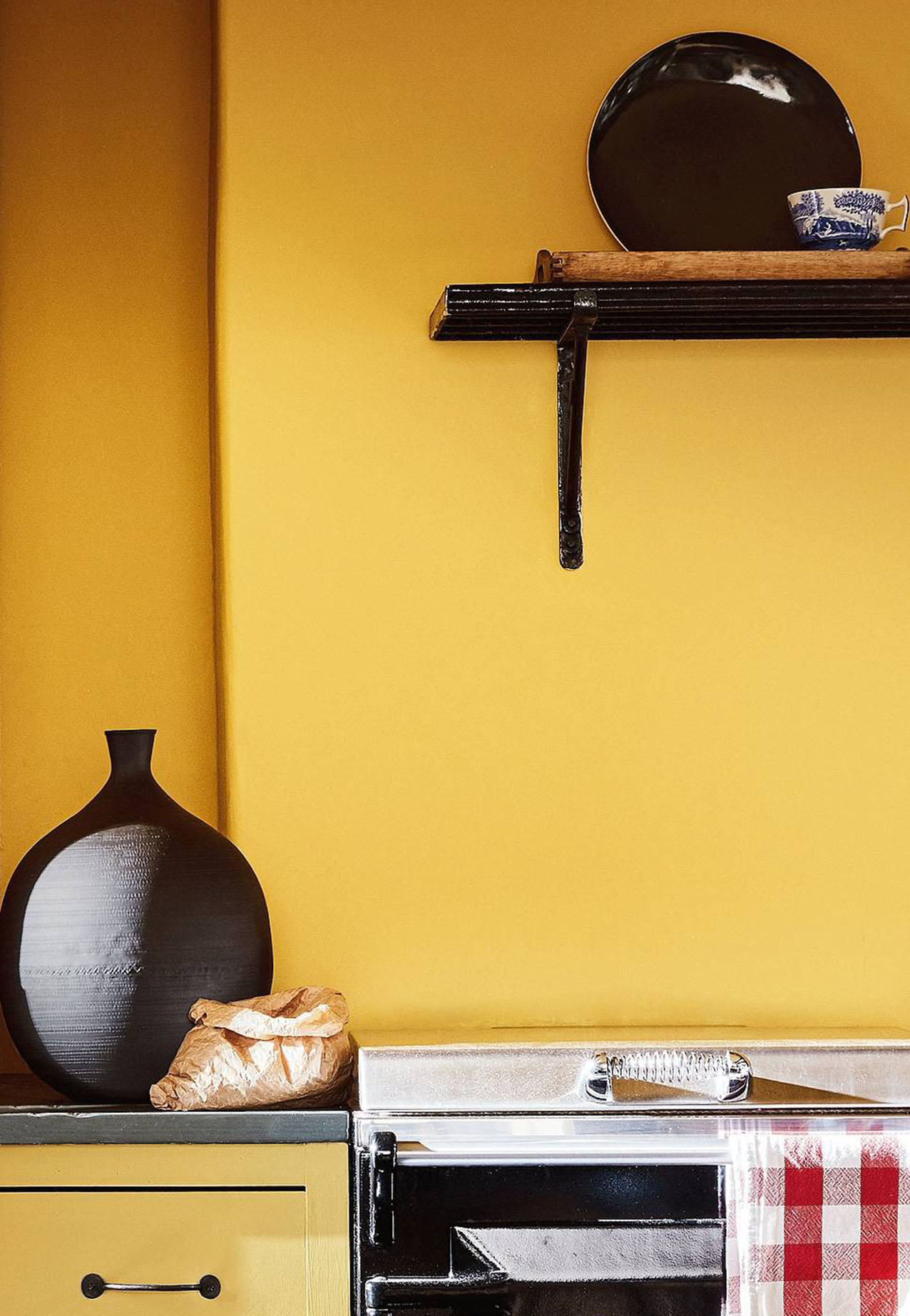 "Esplosione solare", Giallo™ (337) di Little Greene
scalda l'atmosfera, risveglia l'umore e illumina ogni ambiente. Prezzo da rivenditore. www.littlegreene.com