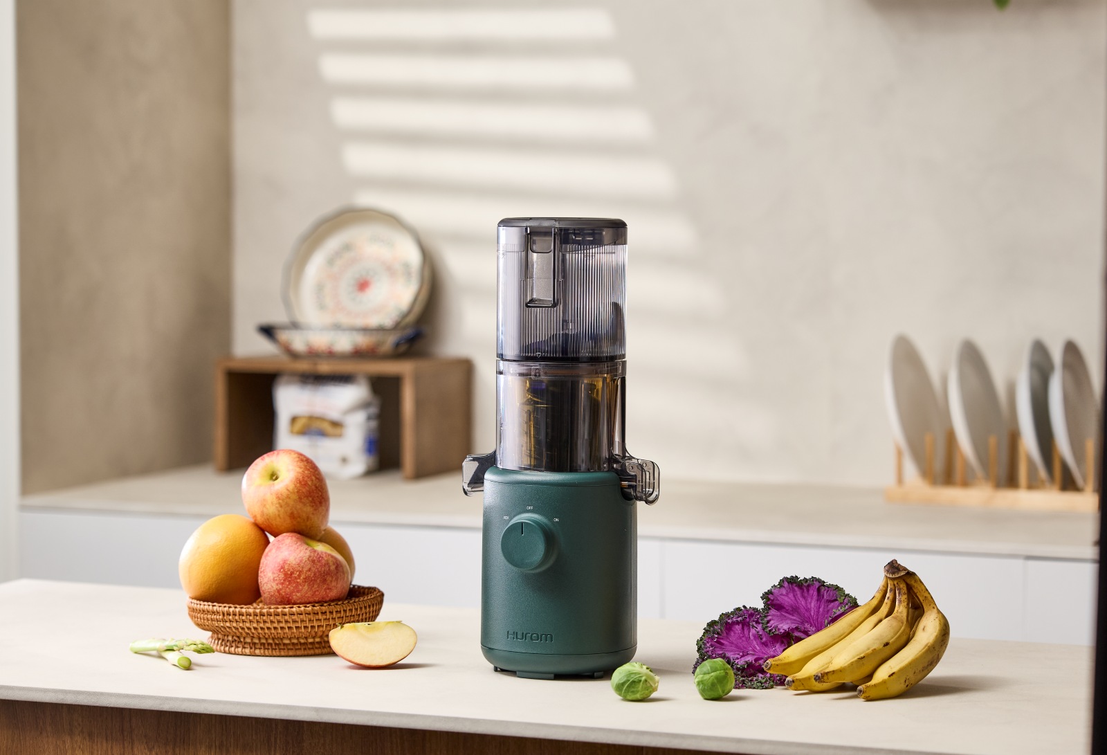 Tutti gli estrattori Hurom portano nel bicchiere tutto il valore nutrizionale degli ingredienti utilizzati grazie alla prima tecnologia di spremitura lenta al mondo, sviluppata dall'azienda nel 1980 e brevettata nel 1993. Regalare uno slow juicer per la Festa della Mamma significa fare un dono all'insegna del benessere e della sostenibilità. Si può optare per il nuovo Hurom H310, realizzato con materiali ecologici, che permette di preparare con semplicità non solo succhi ed estratti di frutta e verdura, ma anche latti vegetali da frutta secca e gelati genuini. È disponibile nelle nuove colorazioni Kale Green e Mushroom. Prezzo: 349 euro. www.hurom-europe.com