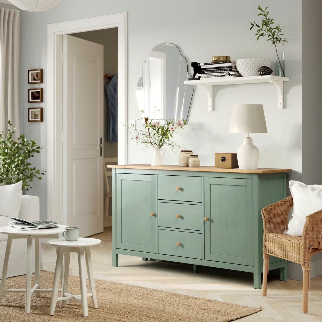 La madia HEMNES di Ikea coniuga funzionalità ed estetica ispirata alla tradizione nordica. Offre un ampio spazio contenitivo interno e un piano superiore ideale sia per oggetti decorativi sia come superficie d’appoggio. La tonalità grigio-verde introduce una palette naturale e rilassante, mentre il piano mordenzato valorizza le venature del pino massiccio, materiale resistente che migliora nel tempo sviluppando una patina naturale. Le ante chiuse garantiscono ordine visivo e protezione dalla polvere. Misure: L 157 × P 47 × H 88 cm. Prezzo: 349 euro.
