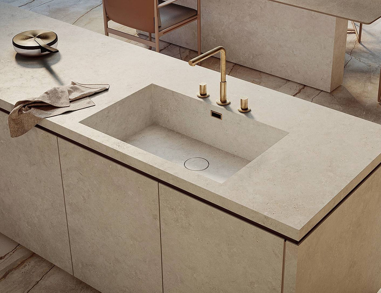 Le grandi lastre di gres porcellanato The Top di Marazzi traggono ispirazione da diversi materiali e sono declinate nelle finiture matt, satinata o lucida. Disponibili nei formati 160x320 cm e 162x324 cm. Prezzo da rivenditore. www.marazzi.it