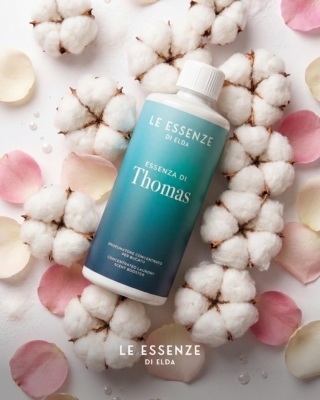 Il profumatore per bucato Essenza di Thomas di Le essenze di Elda è una fragranza che racchiude amore, ricordi e legami profondi, trasformando ogni bucato in un gesto di cura ancora più speciale. Il flacone da 500 ml costa 17 euro. www.bucatoprofumato.com Il profumatore per bucato Essenza di Thomas di Le essenze di Elda è una fragranza che racchiude amore, ricordi e legami profondi, trasformando ogni bucato in un gesto di cura ancora più speciale. Il flacone da 500 ml costa 17 euro. www.bucatoprofumato.com