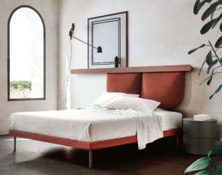 Groove Zip di Caccaro è un letto smart: la barra Groove sostiene il cuscino Zip e diventa un segno grafico funzionale, che serve per illuminare ed esporre. Sono disponobili accessori specifici per completarla (ganci, appendini, una piccola mensola sospesa). Misura L 160/180 x P 190/ 200/210 cm (l'altezza della rete da terra è 30 cm); costa a partire da 3.868 euro + Iva. www.caccaro.com
