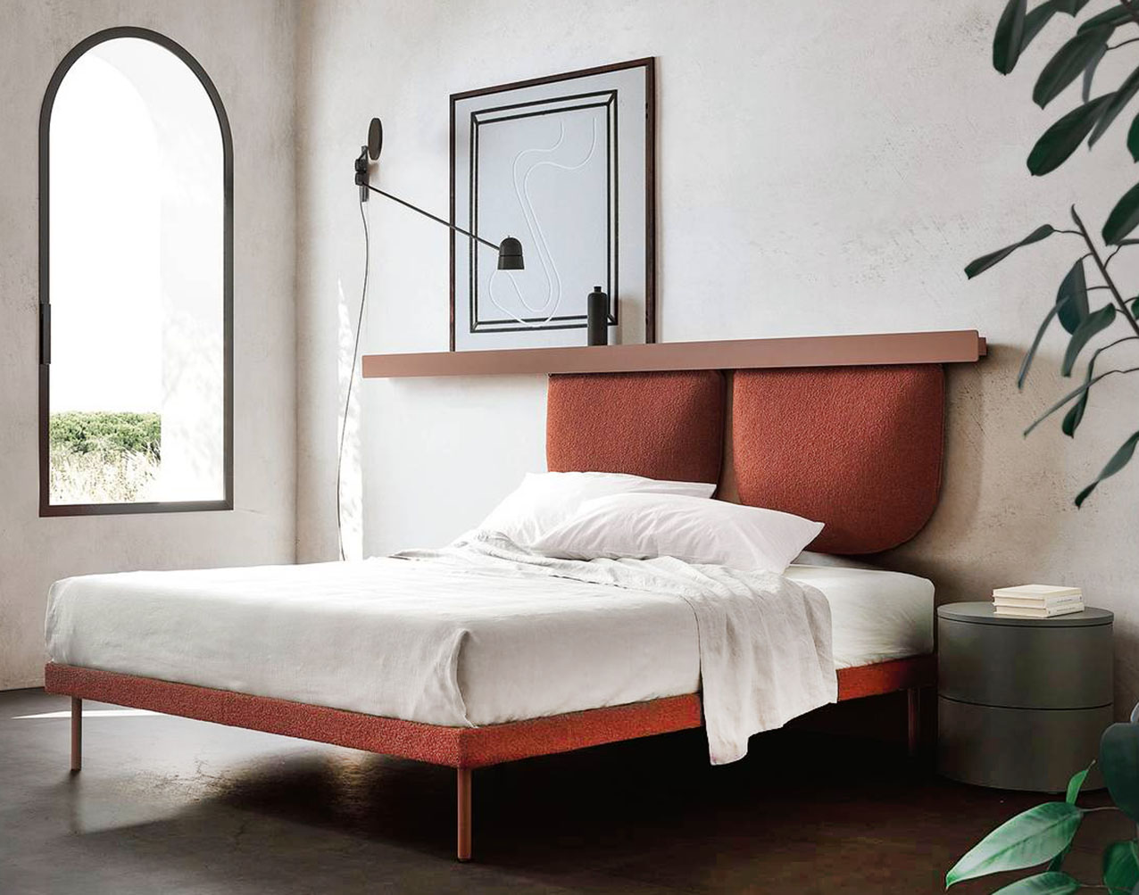 Groove Zip di Caccaro è un letto smart: la barra Groove sostiene il cuscino Zip e diventa un segno grafico funzionale, che serve per illuminare ed esporre. Sono disponobili accessori specifici per completarla (ganci, appendini, una piccola mensola sospesa). Misura L 160/180 x P 190/ 200/210 cm (l'altezza della rete da terra è 30 cm); costa a partire da 3.868 euro + Iva. www.caccaro.com